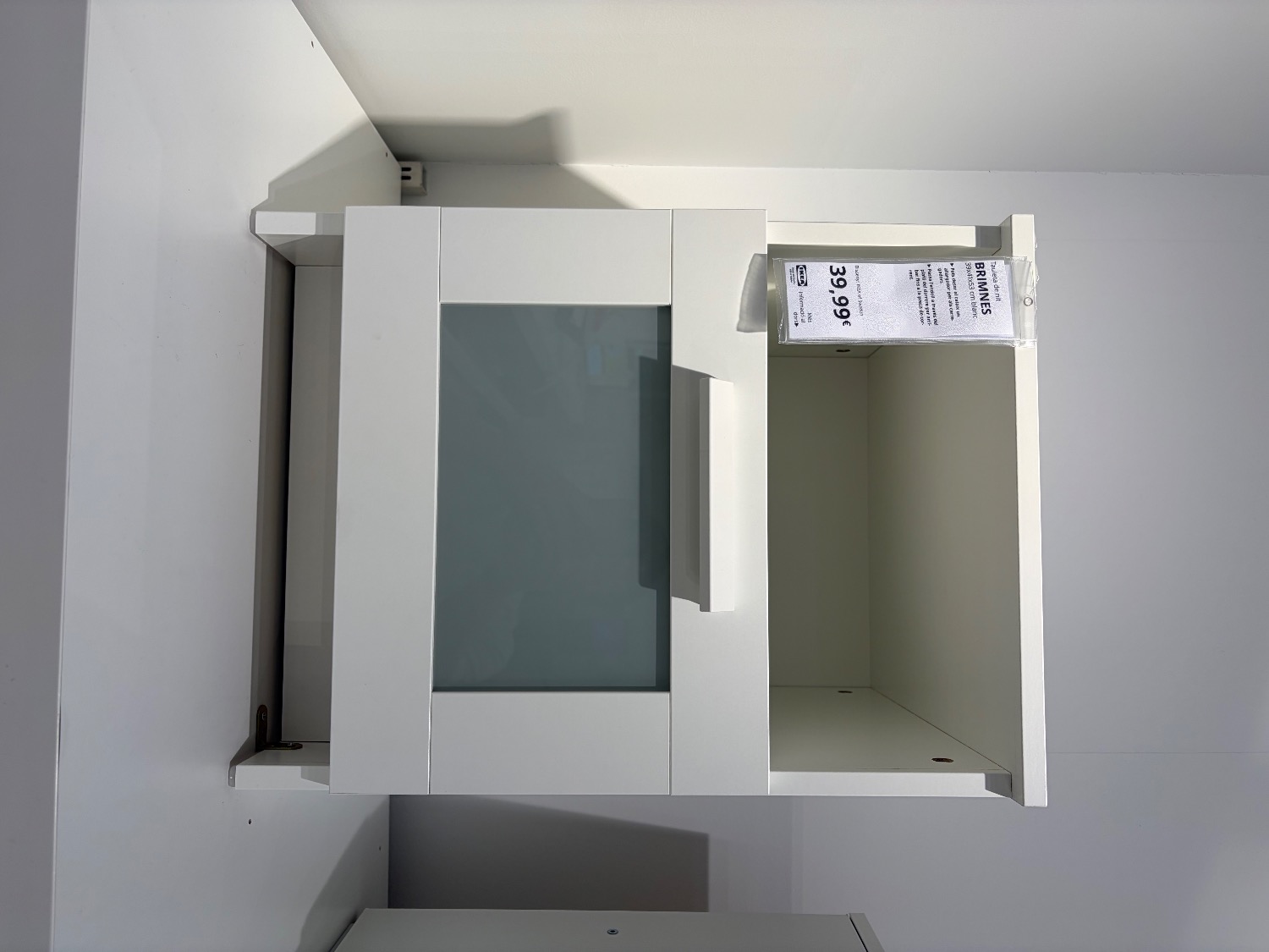 巴塞罗那出全新 完全未使用的床头柜 和99新电视柜 ikea电视柜
